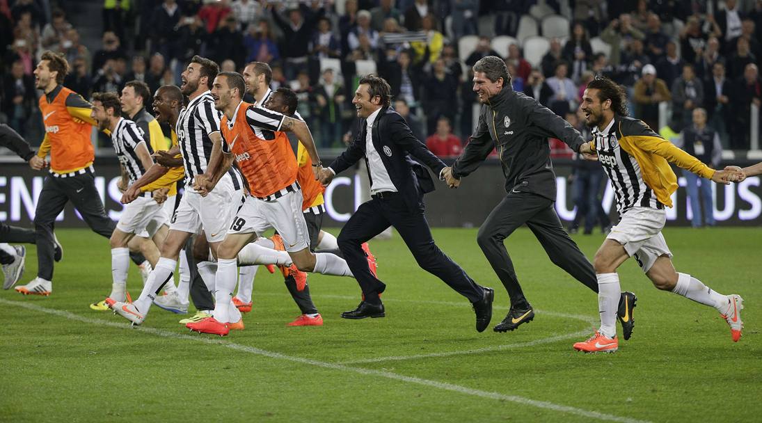 Scudetto 2013-2014: Antonio Conte festeggia lo scudetto insieme alla squadra (Action Images)